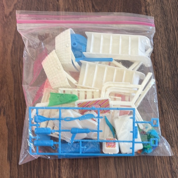 Rich and Famous Poolside Party playset for Barbie dolls - Picture 10 of 11